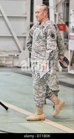 Tokyo, Giappone. Xxv Aprile, 2013. Gen. Martin E. Dempsey, Yokota Air Base. Gen. Dempsey, presidente degli Stati Uniti Comune di capi di Stato Maggiore, visite Yokota Air Base a Tokyo in Giappone, il 25 aprile 2013. (Foto di Aflo/Alamy Live News) Foto Stock