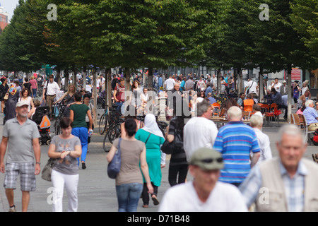 Berlino, Germania, passanti in Wilmersdorferstrasse Foto Stock