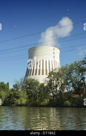 Berlino, Germania, Reuter torre di raffreddamento della centrale elettrica sul fiume Sprea a Berlino Foto Stock