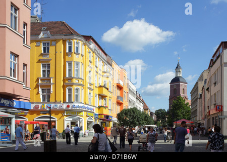 Berlino, Germania, passanti in area pedonale e la strada dello shopping di Berlin-Spandau Foto Stock