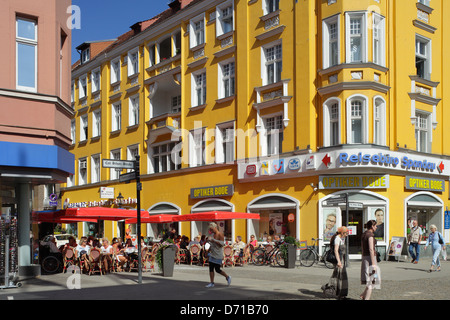 Berlino, Germania, passanti in area pedonale e la strada dello shopping di Berlin-Spandau Foto Stock