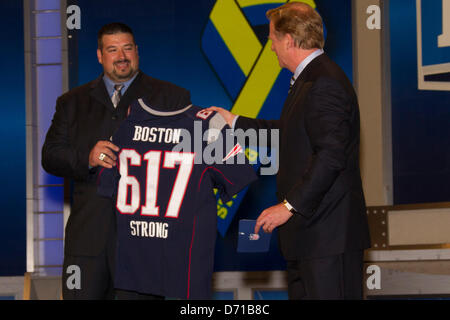 Aprile 25, 2013: Ex New England Patriots Joe Andruzzi contiene fino a ''Boston Strong Patriot Jersey con la NFL commissario Roger Goodell durante la 78National Football League Progetto al Radio City Music Hall di New York City e New York. Foto Stock