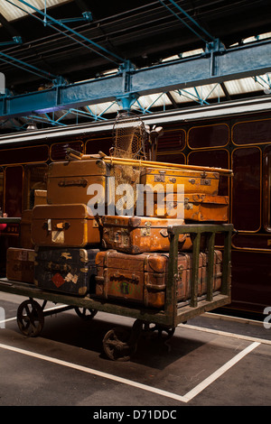 Il vecchio cuoio casi su un carrello ferroviario Foto Stock