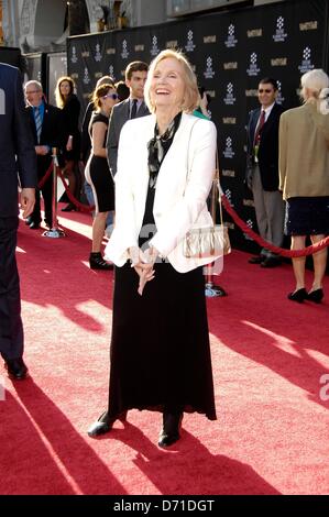 Los Angeles, Stati Uniti d'America. Eva Marie-Saint presso gli arrivi per 2013 TCM Classic Film Festival apertura notturna Gala - quarantacinquesimo anniversario restauro di Funny Girl Premiere, TCL teatro cinese (in precedenza Grauman's), Los Angeles, CA 25 aprile 2013. Foto Da: Michael Germana/Everett raccolta/Alamy Live News Foto Stock