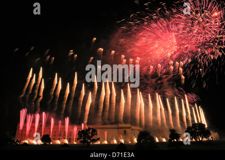 Fuochi d'artificio oltre il museo in Auckland Domain durante il respiro del vulcano spettacolo di luci da Groupe F, Auckland Arts Festival, Nuova Zelanda Foto Stock