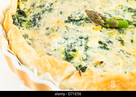 Milano, Italia: torta di asparagi in un famoso ristorante. Esempio reale di sano e gustoso cibo. Foto Stock