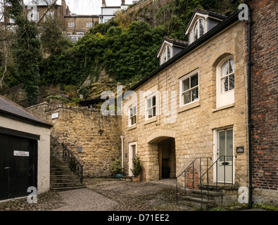 KNARESBOROUGH, NORTH YORKSHIRE - 19 APRILE 2013: Sito della vecchia Dye House - la facciata è tutto ciò che rimane Foto Stock