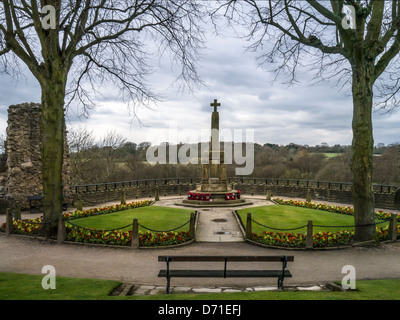 KNARESBOROUGH, NORTH YORKSHIRE - 19 APRILE 2013: Monumento ai caduti nei giardini del castello Foto Stock