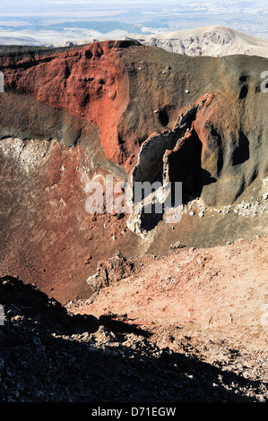 Il Cratere rosso Iforeground) su Mt Tongariro fotografata sul Tongariro Alpine Crossing, Tongariro National Park. Isola del nord, Nuova Zelanda Foto Stock
