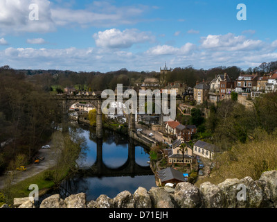 KNARESBOROUGH, NORTH YORKSHIRE - 19 APRILE 2013: Vista del Viadotto e del fiume Nidd in primavera Foto Stock