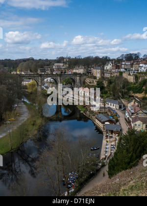 KNARESBOROUGH, NORTH YORKSHIRE - 19 APRILE 2013: Vista del Viadotto e del fiume Nidd in primavera Foto Stock