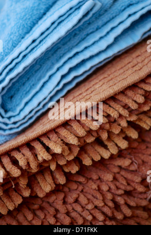 Due coperte di colore poste una sull'altra. Foto Stock