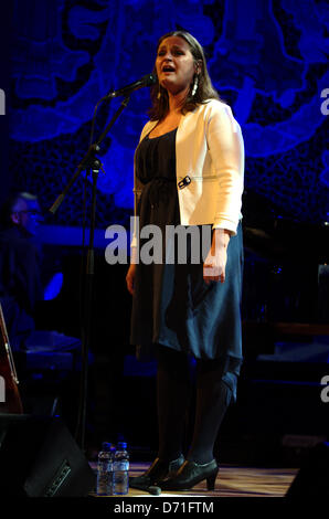 Barcellona, Spagna. Xxv Aprile, 2013. Il cantante Madeleine Peyroux esegue con la sua band in Palau de la Música Catalana venue. Foto Stock