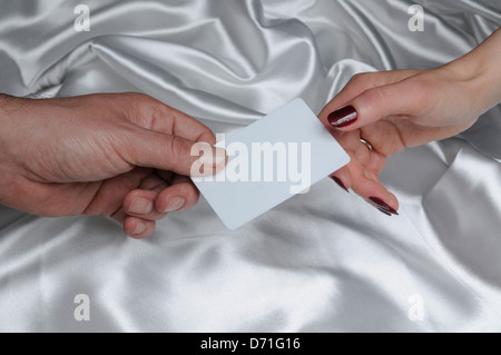 Consegna carta vergine, maschio e femmina mano. Foto Stock
