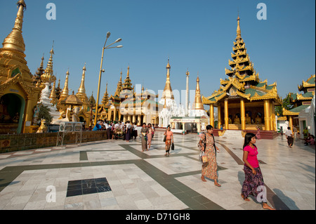 Famiglie birmane prendere un pomeriggio passeggiata alla Shwedagon pagoda Yangon (Birmania) Foto Stock