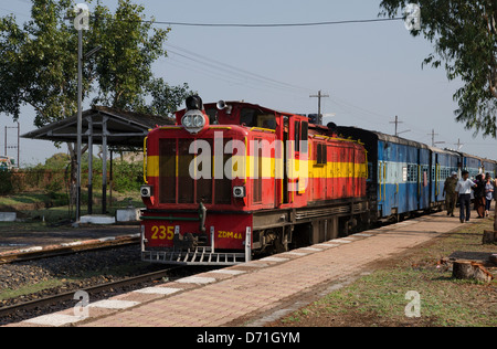 Bolina diesel treni passeggeri,235,tipo ZM4,a scartamento ridotto,stazione mandlafort,Madhya Pradesh, India Foto Stock