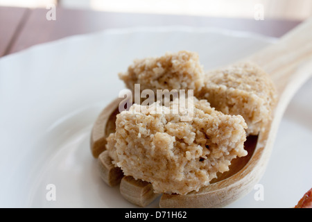 La semola di avena palle su un cucchiaio di legno Foto Stock