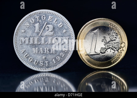 Coin con etichetta 1/2 milioni di euro e l'Euro-coin una simbolica, inflazione foto Foto Stock