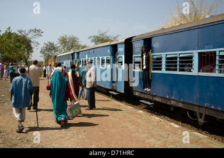 Bolina diesel treni passeggeri,i passeggeri scendono,stazione gangatola,a scartamento ridotto,Madhya Pradesh, India Foto Stock