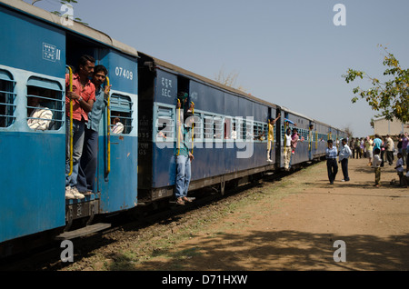 Bolina diesel treni passeggeri,arrivando,stazione gangatola,a scartamento ridotto,Madhya Pradesh, India Foto Stock