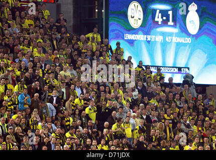 I sostenitori di Dortmund raffigurata sul tribune accanto alla scheda Punteggio durante la UEFA Champions League semi finale prima gamba partita di calcio tra Borussia Dortmund e Real Madrid a BVB stadium Dortmund a Dortmund, Germania, il 24 aprile 2013. Foto: Friso Gentsch/dpa Foto Stock