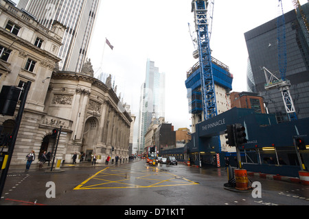 Guardando verso il basso Bishopsgate, London. Gibson Hall, torre 42, heron tower e il Pinnacle. Foto Stock