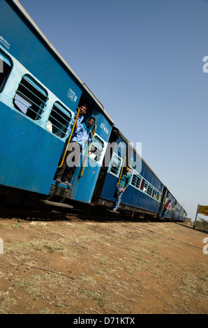 Bolina diesel treni passeggeri,ferrovia a scartamento ridotto,carrelli,passeggeri,stazione gangatola,Madhya Pradesh, India Foto Stock