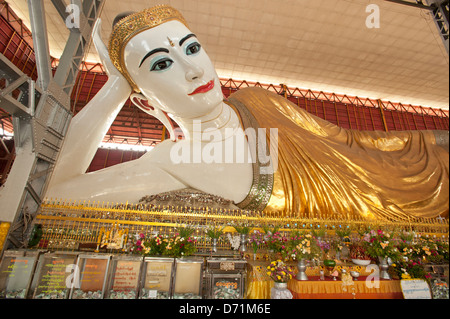 L'enorme reclinabili Buddha Chaukhtatgyi Yangon Myanmar (Birmania) Foto Stock