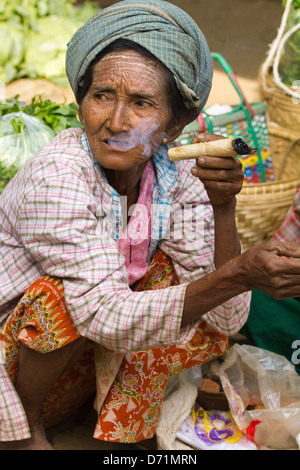 Vecchia donna con oltraggiosa sigaro in Nyaung oo Mercato in Bagan, Myanmar 3 Foto Stock