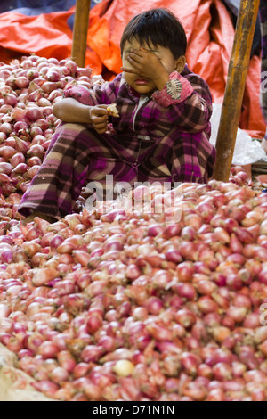 Timido ragazzino con lo scalogno a Nyaung oo Mercato in Bagan, Myanmar Foto Stock