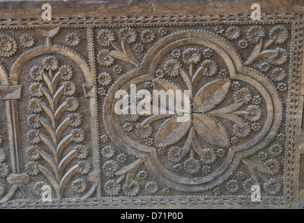 Dettaglio della vecchia cassa di legno nel Azem Palace (Bait Al-'Azem), restaurato di residenza ottomana in Damasco, Siria. Foto Stock