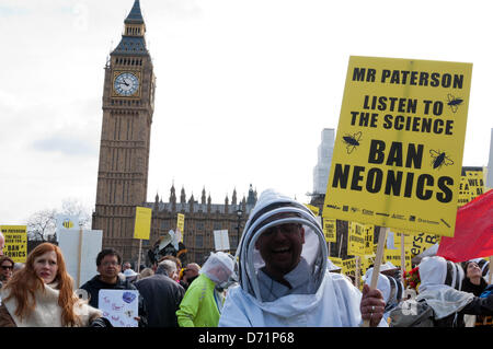 Londra, Regno Unito. Il 26 aprile 2013. Gli apicoltori e fantasia vestito sostenitori prendere a Piazza del Parlamento a chiedere un divieto europeo dei pesticidi neonicotinoid. Gli organizzatori sperano di convincere Rt Hon Owen Paterson MP, Segretario di Stato per l'ambiente e gli affari rurali, a sostegno di un voto per l'Unione europea vieta l'ape lesive neonicotinoid pesticidi da lunedì 29 aprile. La manifestazione è stata organizzata da Avaaz, Buglife, Client terra, giustizia ambientale Foundation, Amici della Terra, Greenpeace, pesticidi Action Network UK, RSPB, Soil Association, la naturale apicoltura Trust, il Wildlife Trust e di 38 gradi. Foto Stock