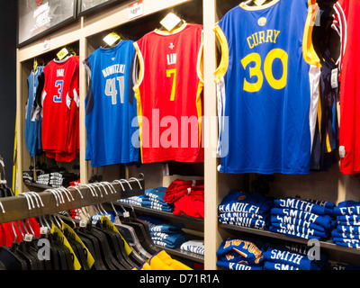 NBA Maglie, Modell il negozio di articoli sportivi interni, NYC Foto Stock