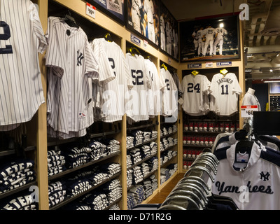 New York Yankees' Maglie, Modell il negozio di articoli sportivi interni, NYC Foto Stock