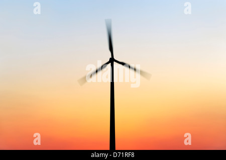 Turbina eolica al tramonto in Amburgo, Germania, Europa Foto Stock