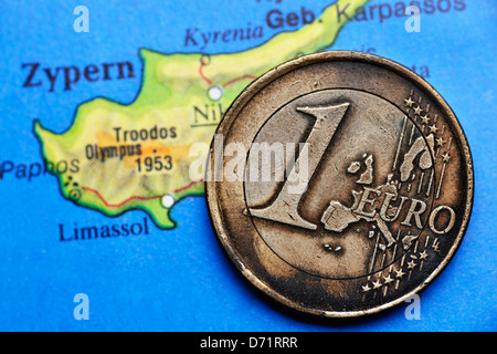 Bruciato euro-coin uno sulla mappa di Cipro, eurocrisis Foto Stock