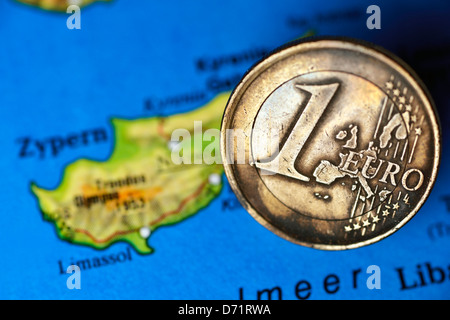 Bruciato euro-coin uno sulla mappa di Cipro, eurocrisis Foto Stock