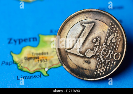 Bruciato euro-coin uno sulla mappa di Cipro, eurocrisis Foto Stock