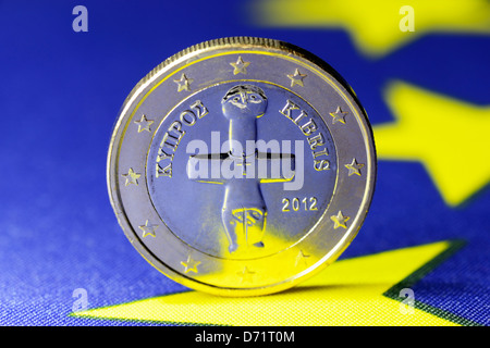 Euro-coin uno di Cipro sulla bandiera UE, la crisi di Cipro Foto Stock