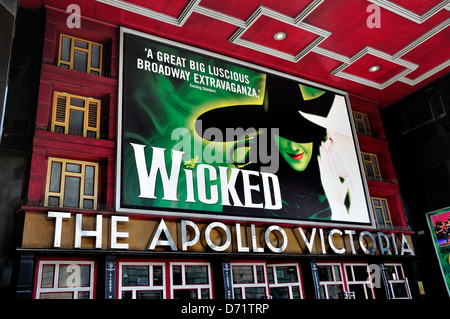 Londra, Inghilterra, Regno Unito. Apollo Victoria Theatre (Ernest Walmsley Lewis: 1929) in Wilton Road. Aperto 1930 (Wicked, 2013) Foto Stock