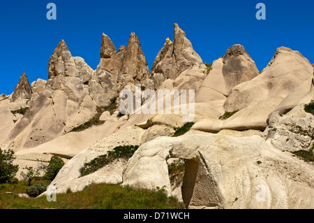 Tuff formazioni rocciose in Love Valley vicino a Uchisar, parco nazionale di Göreme e siti rupestri della Cappadocia, Turchia Foto Stock