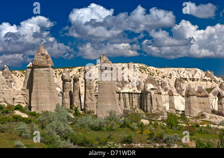 Tuff formazioni rocciose in Love Valley vicino a Uchisar, parco nazionale di Göreme e siti rupestri della Cappadocia, Turchia Foto Stock