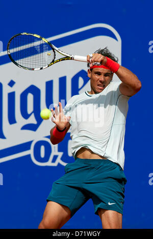 Barcellona, Spagna. Il 26 aprile 2013. Rafael Nadal di Spagna svolge un diretti a Benoit Paire della Francia durante il giorno cinque round di 16 dei 500 ATP World Tour Barcelona Open Banc Sabadell 2013. Credit: Azione Plus immagini di sport/Alamy Live News Foto Stock