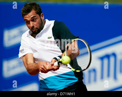 Barcellona, Spagna. Il 26 aprile 2013. Benoit Paire di Francia svolge un doppio scritto consegnato a Rafael Nadal di Spagna durante il giorno cinque round di 16 dei 500 ATP World Tour Barcelona Open Banc Sabadell 2013. Credit: Azione Plus immagini di sport/Alamy Live News Foto Stock