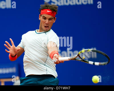 Barcellona, Spagna. Il 26 aprile 2013. Rafael Nadal di Spagna svolge un diretti a Benoit Paire della Francia durante il giorno cinque round di 16 dei 500 ATP World Tour Barcelona Open Banc Sabadell 2013. Credit: Azione Plus immagini di sport/Alamy Live News Foto Stock