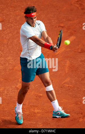 Barcellona, Spagna. Il 26 aprile 2013. Rafael Nadal di Spagna svolge un doppio consegnato scritto da Benoit Paire della Francia durante il giorno cinque round di 16 dei 500 ATP World Tour Barcelona Open Banc Sabadell 2013. Credit: Azione Plus immagini di sport/Alamy Live News Foto Stock