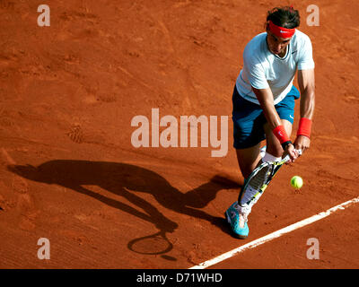 Barcellona, Spagna. Il 26 aprile 2013. Rafael Nadal di Spagna svolge un doppio consegnato scritto da Benoit Paire della Francia durante il giorno cinque round di 16 dei 500 ATP World Tour Barcelona Open Banc Sabadell 2013. Credit: Azione Plus immagini di sport/Alamy Live News Foto Stock