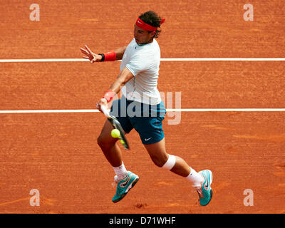 Barcellona, Spagna. Il 26 aprile 2013. Rafael Nadal di Spagna svolge un diretti a Benoit Paire della Francia durante il giorno cinque round di 16 dei 500 ATP World Tour Barcelona Open Banc Sabadell 2013. Credit: Azione Plus immagini di sport/Alamy Live News Foto Stock