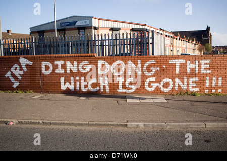 Anti-Thatcher Graffiti sul Falls Rd, Ding Dong la Strega è andato !!!!, IRA Foto Stock