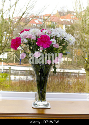Vaso di fiori recisi freschi sul davanzale Foto Stock